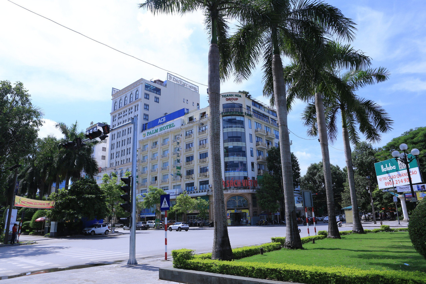 Điểm giao cắt giữa đường Phan Chu Trinh và đường Hạc Thành.