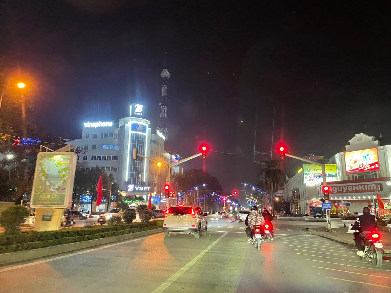 Pháo hoa rực sáng trên bầu trời chào năm mới Giáp Thìn 2024 ảnh 104 Pháo hoa rực sáng trên bầu trời chào năm mới Giáp Thìn 2024 ảnh 104