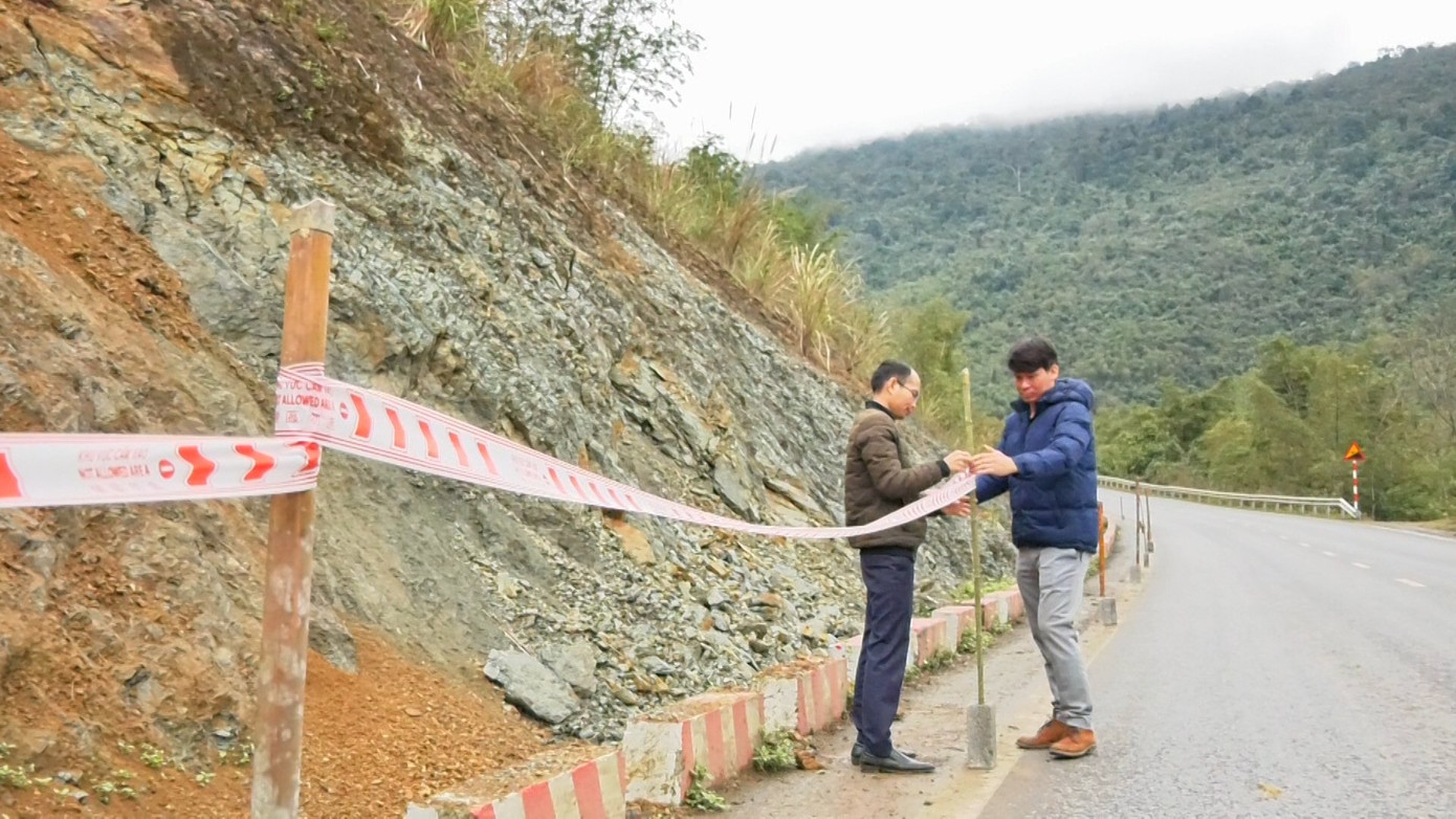 Lực lượng chức năng thực hiện giăng dây cảnh báo người và phương tiện biết khu vực sạt lở. Lực lượng chức năng thực hiện giăng dây cảnh báo người và phương tiện biết khu vực sạt lở.