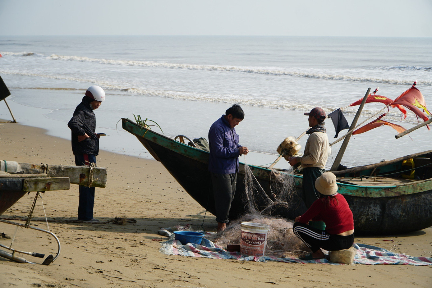 Thuyền khai thác vùng gần bờ, đưa hải sản về trong ngày để bán. Ảnh chụp ngày mùng 3 Tết. Thuyền khai thác vùng gần bờ, đưa hải sản về trong ngày để bán. Ảnh chụp ngày mùng 3 Tết.