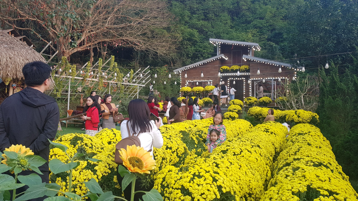 Đông đảo du khách đến khu du lịch Động Tiên Sơn, phường Hàm Rồng, TP Thanh Hoá trong những ngày Tết. Đông đảo du khách đến khu du lịch Động Tiên Sơn, phường Hàm Rồng, TP Thanh Hoá trong những ngày Tết.