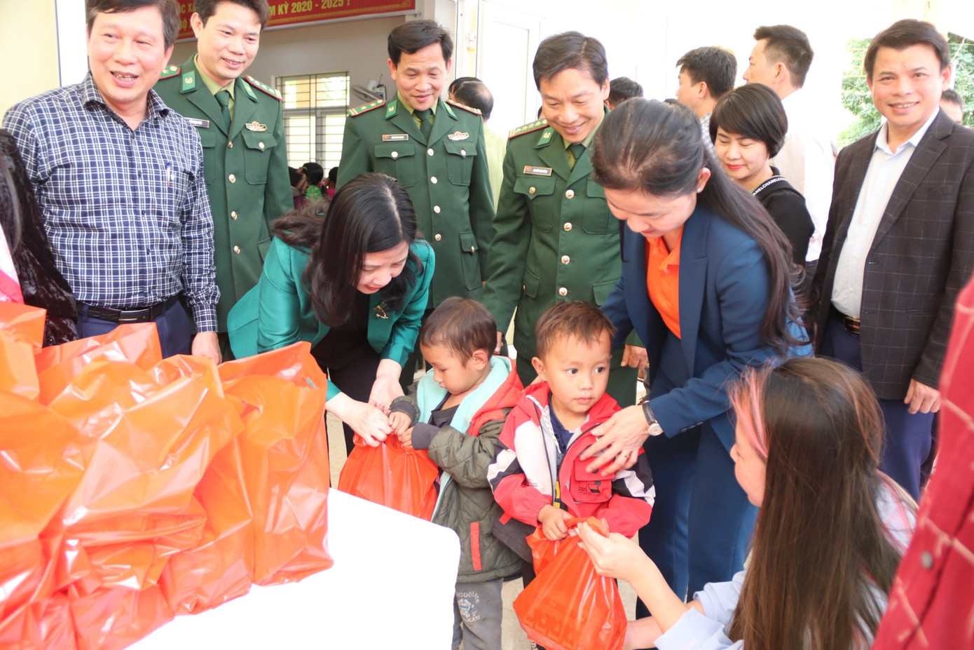 Nhiều hoạt động "Xuân ấm biên cương", hỗ trợ cho đồng bào vùng biên giới tỉnh Thanh Hoá đón Tết ấm áp.