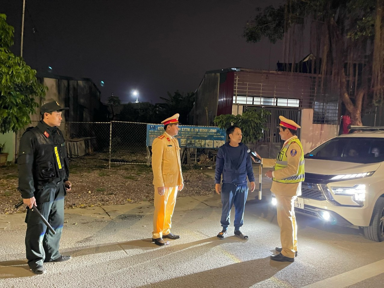 Lực lượng chức năng kiểm tra nồng độ cồn trong đêm 30 Tết. Lực lượng chức năng kiểm tra nồng độ cồn trong đêm 30 Tết.