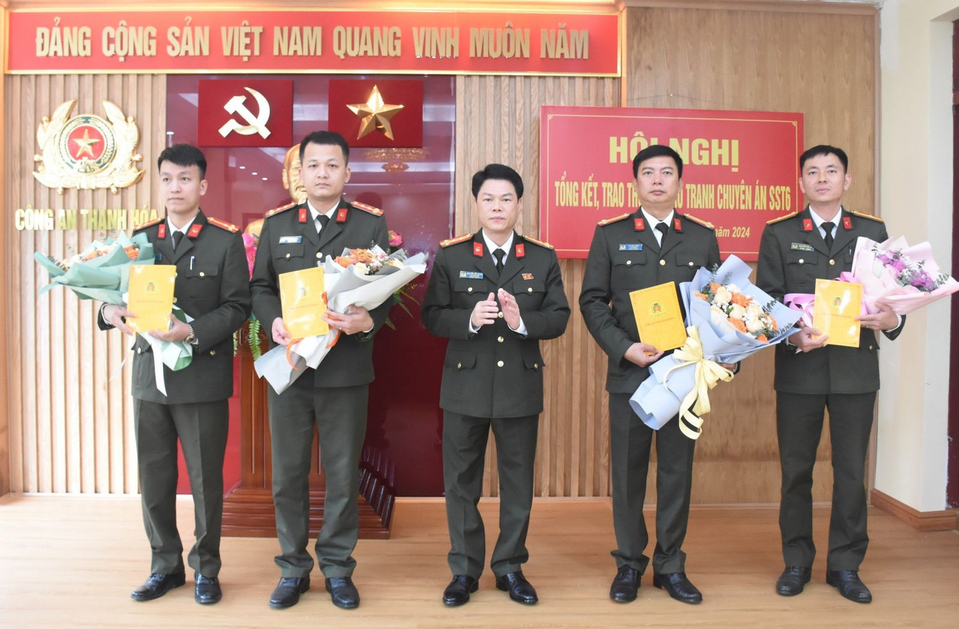 Đại tá Nguyễn Hữu Mạnh, Phó Giám đốc Công an tỉnh Thanh Hoá trao thưởng cho các đơn vị có thành tích xuất sắc trong đấu tranh chuyên án. Đại tá Nguyễn Hữu Mạnh, Phó Giám đốc Công an tỉnh Thanh Hoá trao thưởng cho các đơn vị có thành tích xuất sắc trong đấu tranh chuyên án.