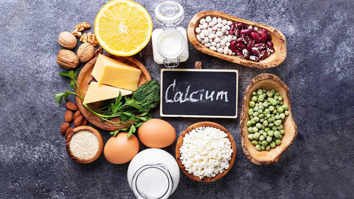 Bà bầu nên bổ sung nhóm thực phẩm giàu canxi để khắc phục tình trạng bị chuột rút.