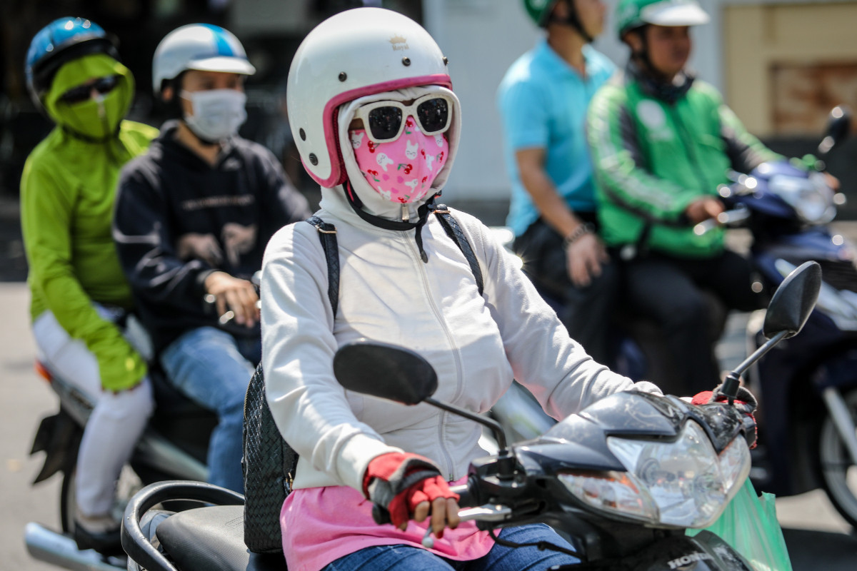 Che nắng quá kỹ từ sáng sớm và ngồi cả ngày trong phòng điều hòa là những nguyên nhân chính khiến cơ thể bạn thiếu vitamin D. Che nắng quá kỹ từ sáng sớm và ngồi cả ngày trong phòng điều hòa là những nguyên nhân chính khiến cơ thể bạn thiếu vitamin D.