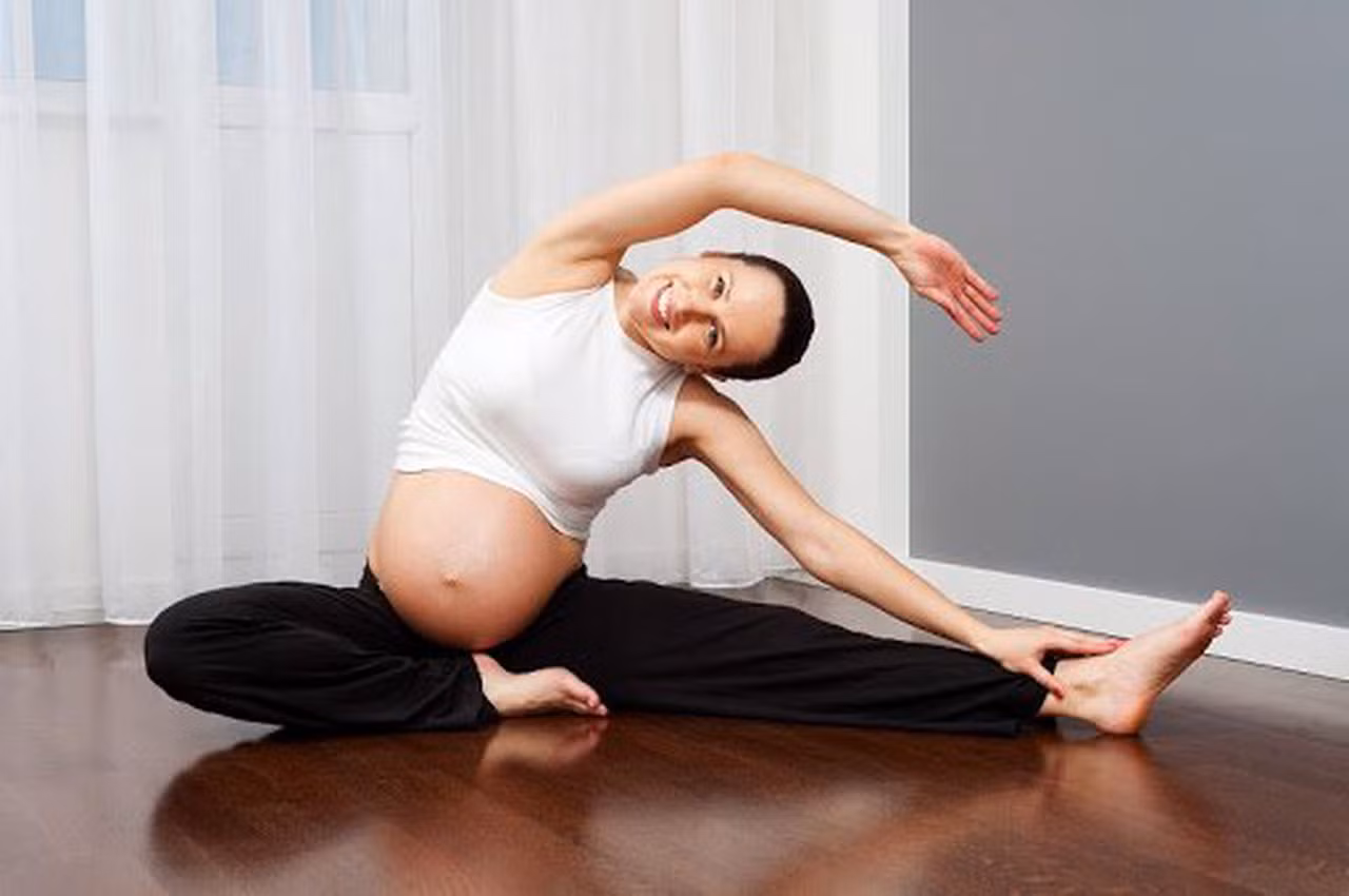 Để tránh chuột rút, mẹ bầu nên tập thể dục khoảng 30 phút mỗi ngày, tập gì cũng được: yoga, đi bơi, đi bộ… miễn là nhẹ nhàng, không quá sức.