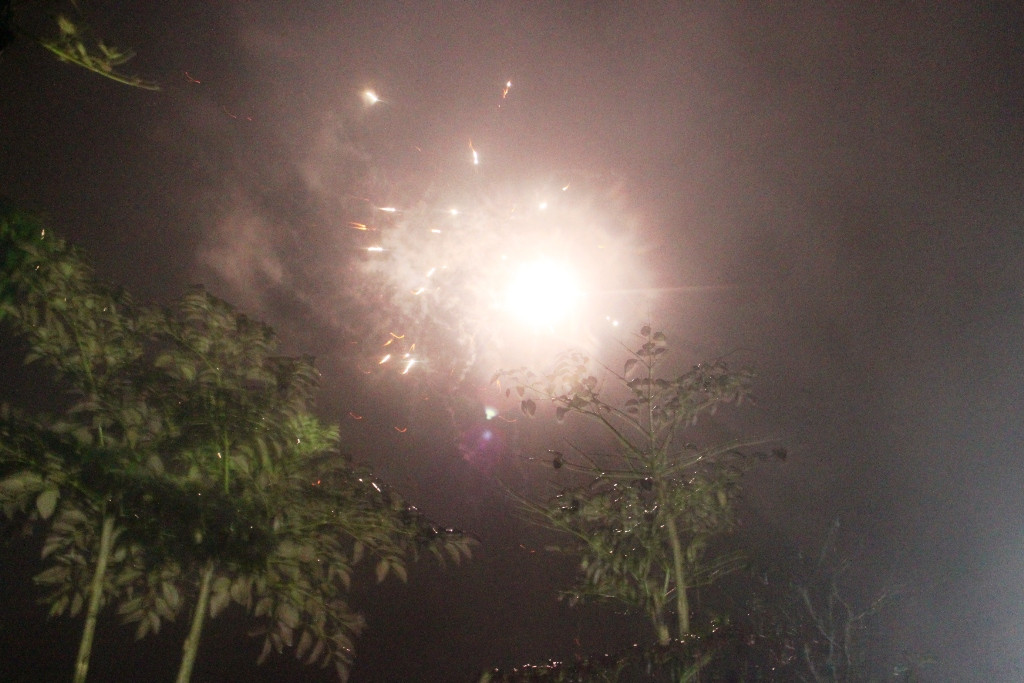 Ngay sau giao thừa, pháo được người dân đốt liên tục