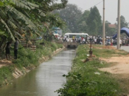 Mương nước nơi thi thể nạn nhân được phát hiện
