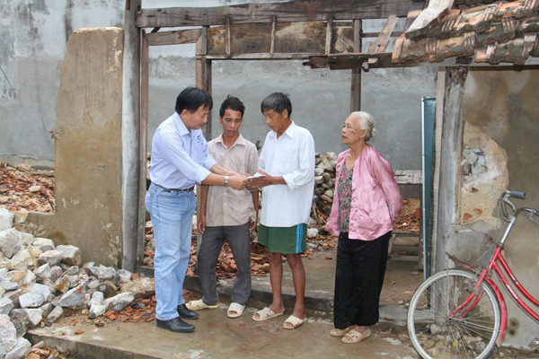 Ông Nguyễn Thanh Tú - Chánh văn phòng, Chủ tịch Công đoàn công ty Vinamilk trao quà, hỗ trợ gia đình ông Khe vượt qua hoạn nạn
