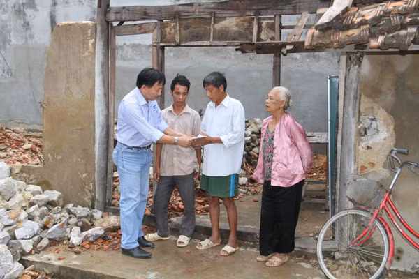 Ông Nguyễn Thanh Tú - Chánh văn phòng, Chủ tịch Công đoàn công ty Vinamilk trao quà, hỗ trợ gia đình ông Khe vượt qua hoạn nạn