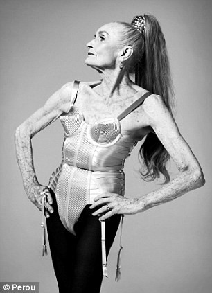 Daphne Selfe ngày ấy và bây giờ Daphne Selfe luôn giữ thái độ vui vẻ và lạc quan trong cuộc sống Một Daphne Selfe tự tin sải bước trên sàn catwalk bất chấp tuổi tác