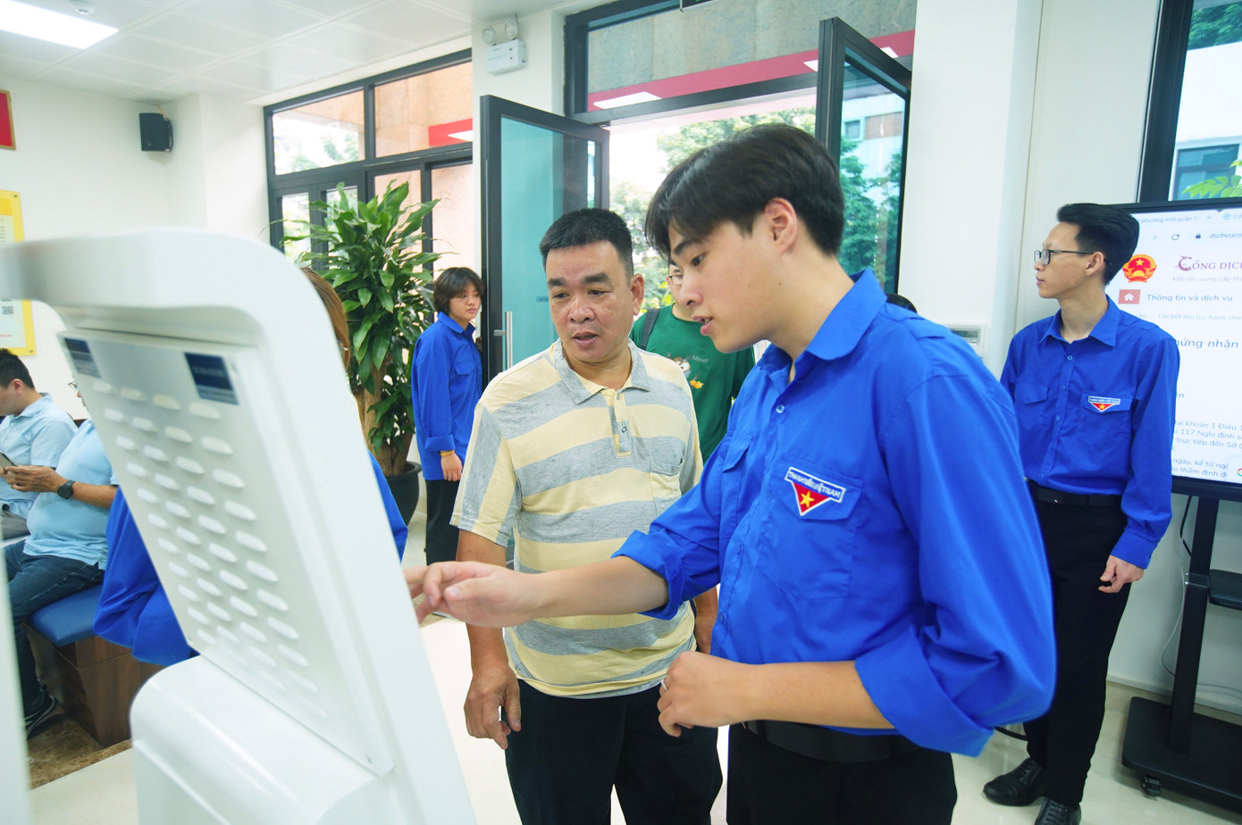 Đại diện Đoàn Thanh niên phường Đống Đa cho biết, hoạt động của đội hình được triển khai trong tháng 7, 8/2025, cao điểm từ 7/7 đến 30/7 nhằm cùng chính quyền địa phương vận hành hiệu quả mô hình chính quyền địa phương 2 cấp, hỗ trợ tối đa cho người dân tại địa phương.