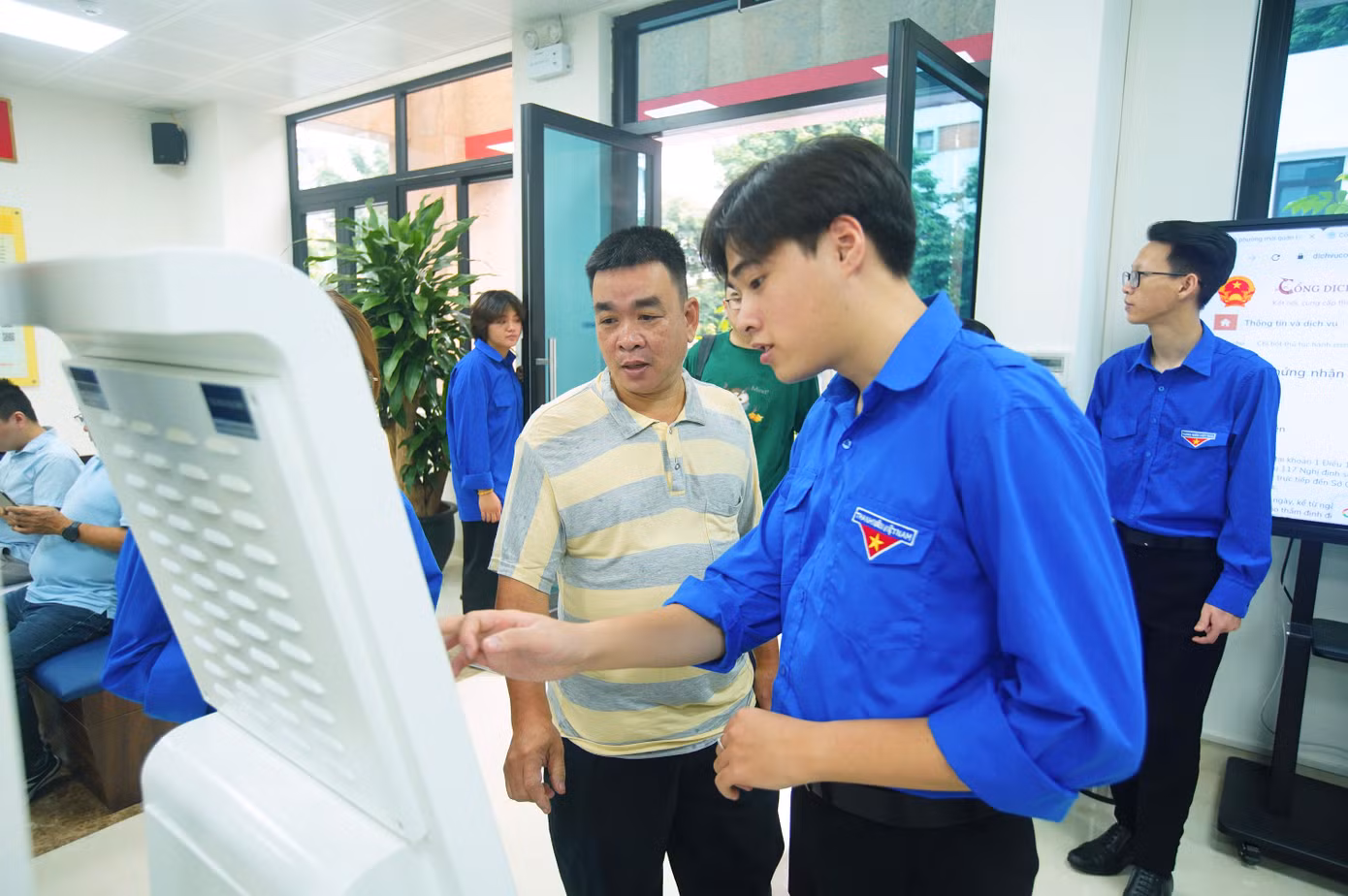 Đại diện Đoàn Thanh niên phường Đống Đa cho biết, hoạt động của đội hình được triển khai trong tháng 7, 8/2025, cao điểm từ 7/7 đến 30/7 nhằm cùng chính quyền địa phương vận hành hiệu quả mô hình chính quyền địa phương 2 cấp, hỗ trợ tối đa cho người dân tại địa phương.