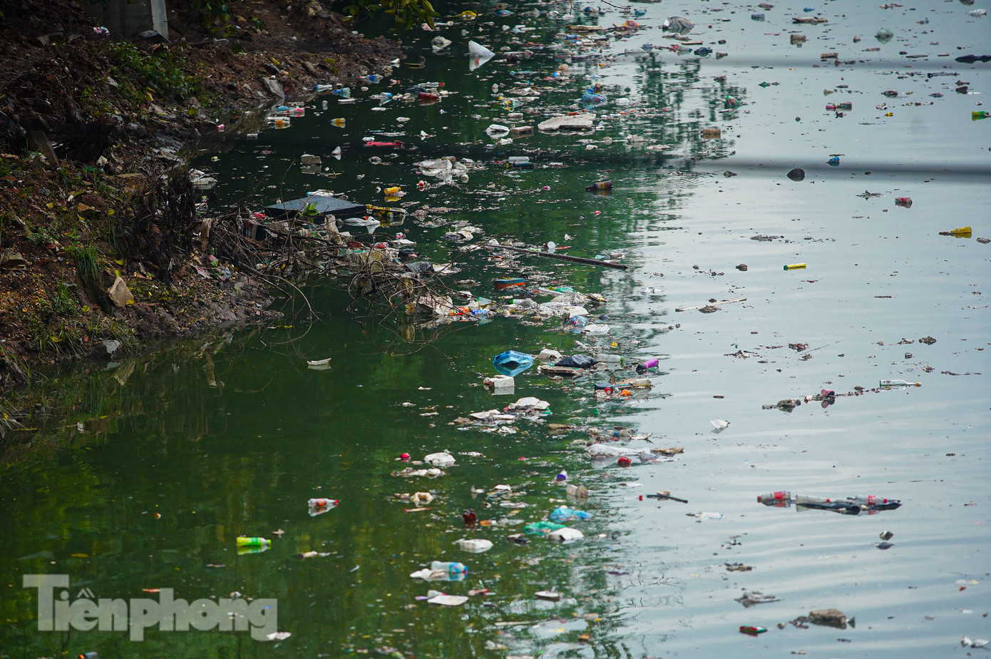 "Cảnh tượng không thể ngờ được, rất ô nhiễm môi trường mà không đẹp mỹ quan. Cũng không biết rác này từ đâu ra, có thể là do mưa lớn, nước dâng nên rác thải từ các miệng cống đổ ra", ông Quang (phường Yên Hòa, Hà Nội) chia sẻ.