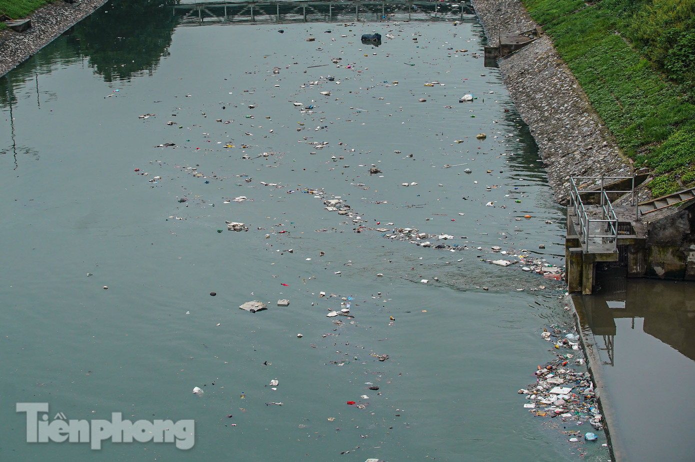 Hình ảnh rác thải trên mặt sông Tô Lịch khu vực gần ngã tư Trần Duy Hưng.