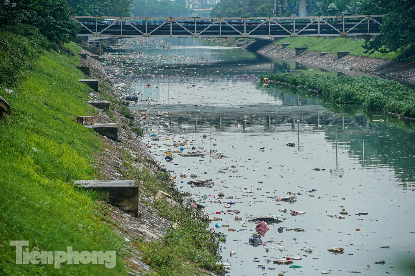 Khu vực hạ nguồn sông Tô Lịch bị ảnh hưởng nghiêm trọng khi lượng rác thải khổng lồ ùa về.