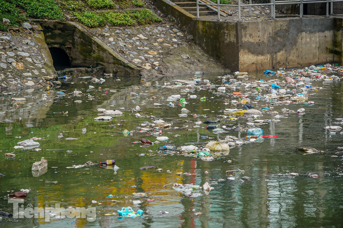 Rác "ngập" miệng cống, khu vực cầu Cống Mọc.