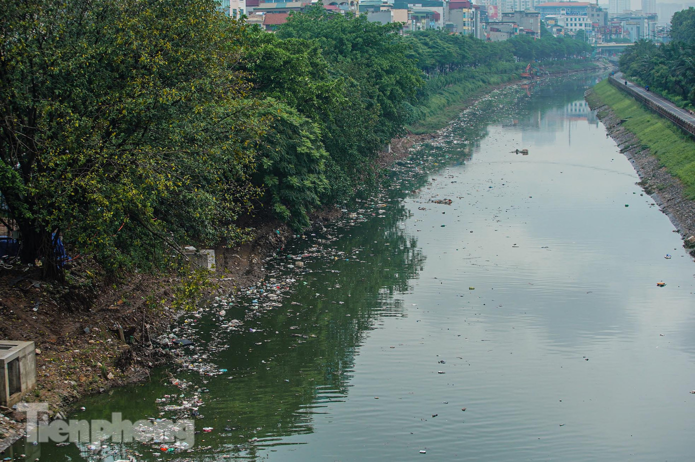 Trước đó, theo nhận của PV, sau cơn mưa lớn kéo dài từ sáng đến trưa 3/7, mặt nước sông Tô Lịch "biến dạng", tràn ngập rác thải, trôi nổi từ khu vực ngã tư Cầu Giấy về khu vực Ngã Tư Sở. Báo Tiền Phong đã đăng bài viết "Rác ngập trắng sông Tô Lịch sau cơn mưa lớn".