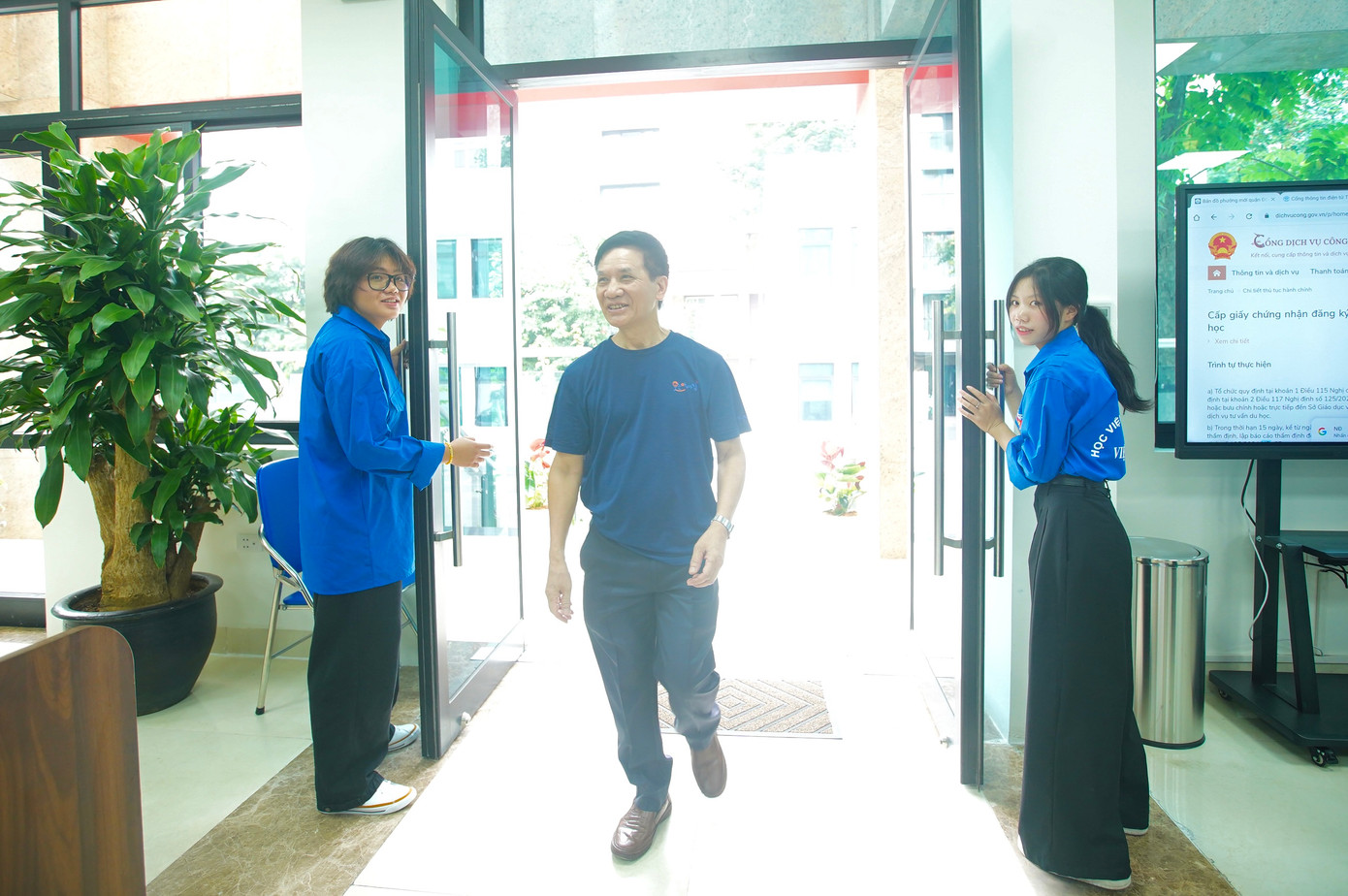 &quot;Tôi rất vui khi đến làm thủ tục hành chính được đón tiếp cởi mở ngay từ cửa ra vào. Nhờ các bạn thanh niên mà tôi nhanh chóng lấy số, vào đúng khu vực làm thủ tục một cách nhanh chóng. Không khí làm việc ở đây rất nghiêm túc, chuyên nghiệp&quot;, ông Dũng (phường Đống Đa, Hà Nội) chia sẻ.