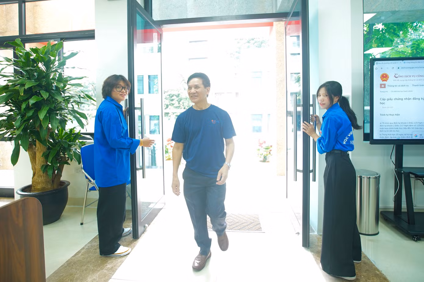 "Tôi rất vui khi đến làm thủ tục hành chính được đón tiếp cởi mở ngay từ cửa ra vào. Nhờ các bạn thanh niên mà tôi nhanh chóng lấy số, vào đúng khu vực làm thủ tục một cách nhanh chóng. Không khí làm việc ở đây rất nghiêm túc, chuyên nghiệp", ông Dũng (phường Đống Đa, Hà Nội) chia sẻ.