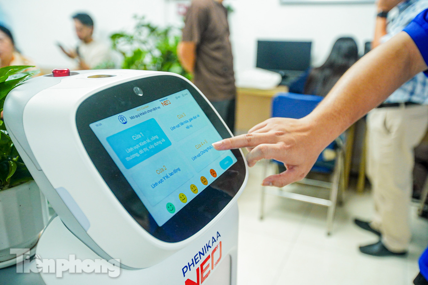 "Nhân viên AI" được đặt ngay tại sảnh chính hoạt động với 6 nhóm chức năng chính: Tư vấn dịch vụ và phát số thứ tự tự động; Thu thập và gửi phản hồi trực tuyến; Bảng thông tin điện tử tích hợp; Di chuyển tự động, phát nước và bánh kẹo tại khu vực chờ; Giao tiếp hội thoại bằng AI; Tư vấn và hỗ trợ tại chỗ.