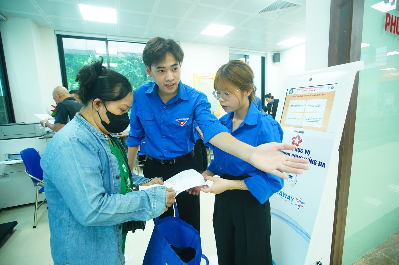 Các tình nguyện viên tham gia tuyên truyền và hướng dẫn người dân sử dụng dịch vụ công trực tiếp và trực tuyến; hỗ trợ người dân điền hồ sơ, biểu mẫu; phân luồng công dân theo nhóm dịch vụ, đảm bảo trật tự tại khu vực tiếp nhận và giải quyết thủ tục hành chính.