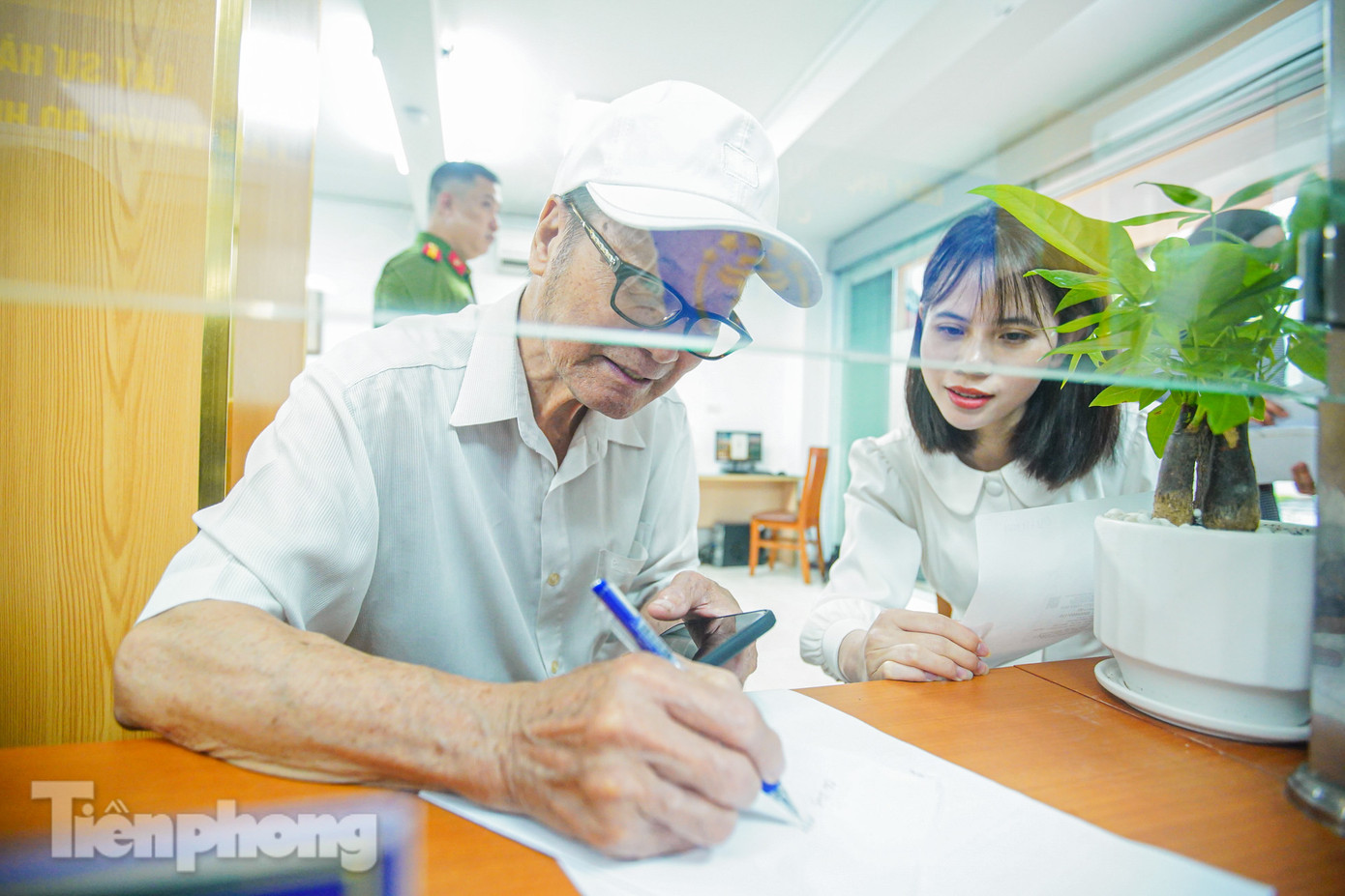 Ông Đ.Đ.Chung (80 tuổi, phường Cửa Nam) cho biết thái độ phục vụ của cán bộ phường rất niềm nở, vui vẻ. "Tôi thấy được sự thay đổi rất tốt trong bộ máy hành chính mới, thái độ cán bộ rất niềm nở, cơ sở vật chất mới, hiện đại. Đối với người về hưu nhiều năm như tôi thì cần được hướng dẫn để kê khai cho đúng, đến đây có băn khoăn gì đều được thông tin giải đáp", ông Chung chia sẻ.