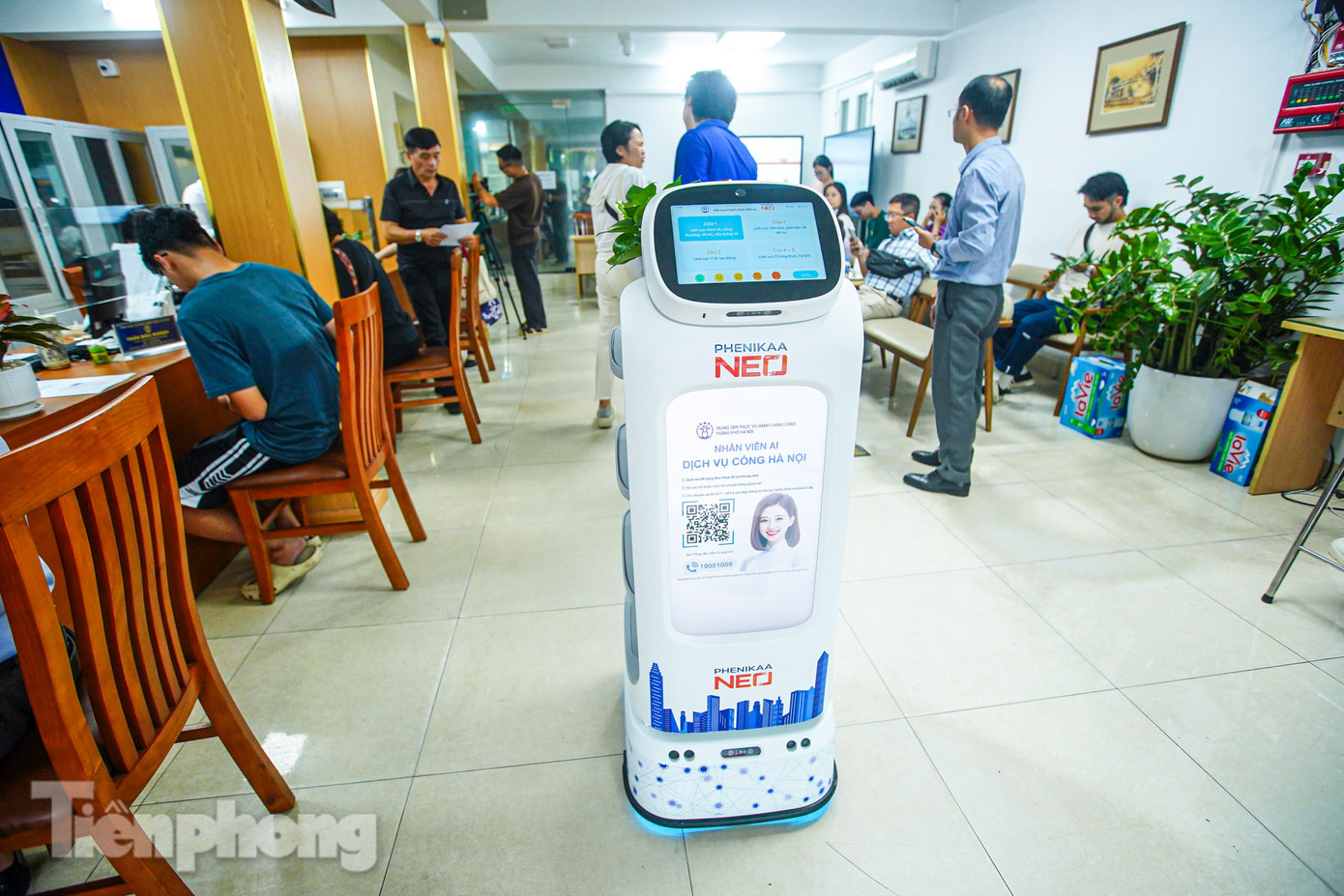 Sau một thời gian thử nghiệm, "nhân viên AI" chính thức được đưa vào hoạt động tại Trung tâm Hành chính công phường Cửa Nam (Hà Nội). Đây là bước tiến quan trọng trong việc ứng dụng công nghệ trí tuệ nhân tạo (AI) vào hiện đại hóa nền hành chính, nâng cao chất lượng dịch vụ công, giảm tải cho cán bộ và tạo trải nghiệm thân thiện, thuận tiện cho người dân. Sau một thời gian thử nghiệm, "nhân viên AI" chính thức được đưa vào hoạt động tại Trung tâm Hành chính công phường Cửa Nam (Hà Nội). Đây là bước tiến quan trọng trong việc ứng dụng công nghệ trí tuệ nhân tạo (AI) vào hiện đại hóa nền hành chính, nâng cao chất lượng dịch vụ công, giảm tải cho cán bộ và tạo trải nghiệm thân thiện, thuận tiện cho người dân.