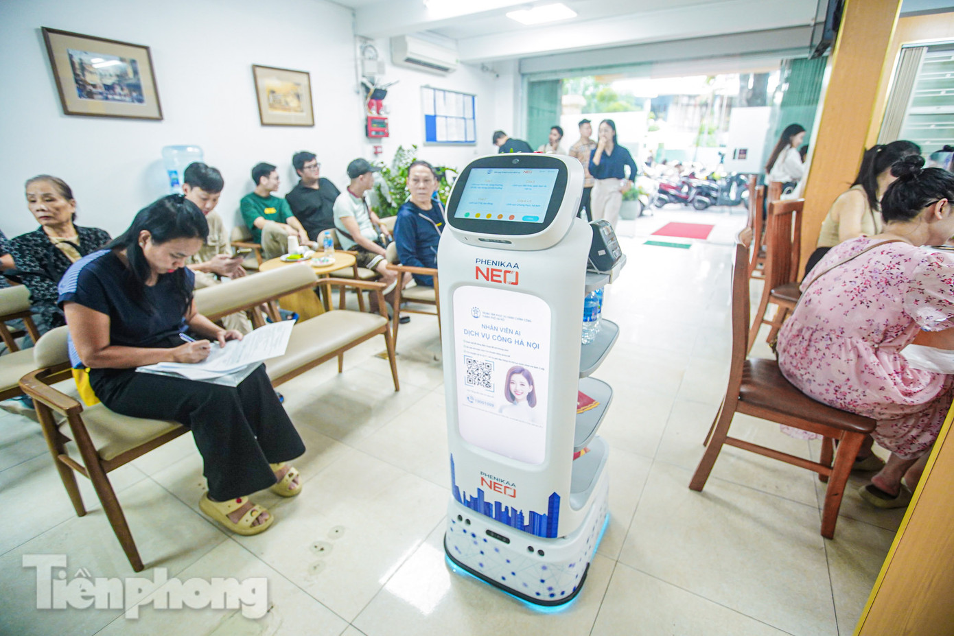 Nhờ có sự hỗ trợ của robot AI nên người dân không phải xếp hàng lâu, không còn cảnh chờ đợi mệt mỏi khi làm thủ tục hành chính. Nhờ có sự hỗ trợ của robot AI nên người dân không phải xếp hàng lâu, không còn cảnh chờ đợi mệt mỏi khi làm thủ tục hành chính.