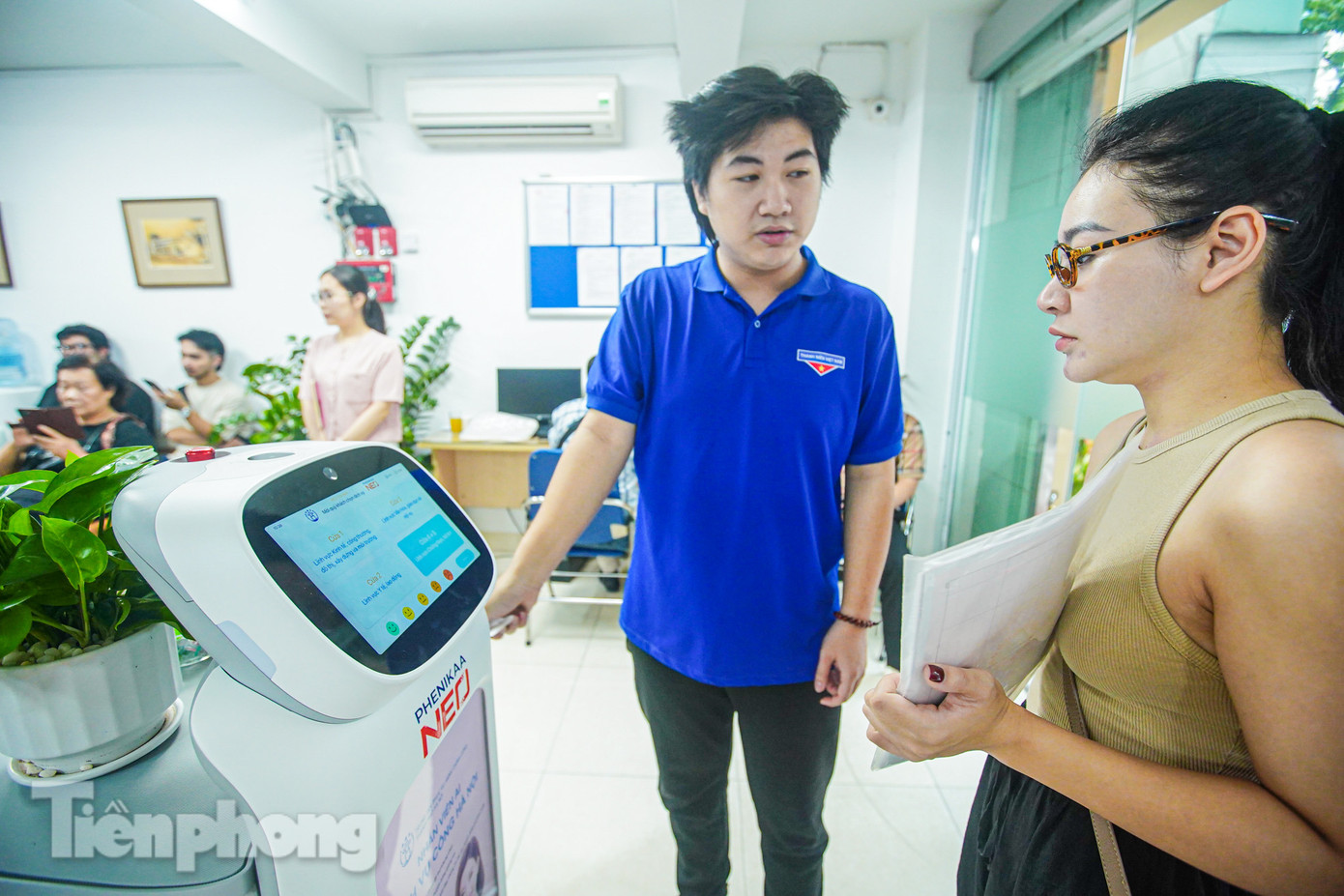 Ghi nhận của PV, sáng 11/7, Trung tâm phục vụ hành chính công phường Cửa Nam đón nhiều người dân đến làm thủ tục hành chính. Người dân được cán bộ, viên chức phường hướng dẫn và thực hiện các bước thông qua robot AI sử dụng trí tuệ nhân tạo. Ghi nhận của PV, sáng 11/7, Trung tâm phục vụ hành chính công phường Cửa Nam đón nhiều người dân đến làm thủ tục hành chính. Người dân được cán bộ, viên chức phường hướng dẫn và thực hiện các bước thông qua robot AI sử dụng trí tuệ nhân tạo.