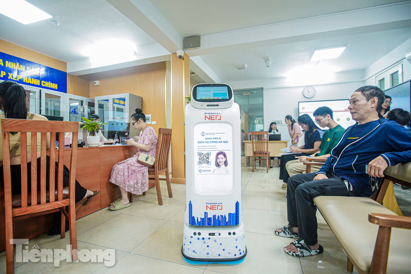 Ngoài ra, "nhân viên AI" có thể giao tiếp cơ bản với người dân, phát nhạc thư giãn khi di chuyển.