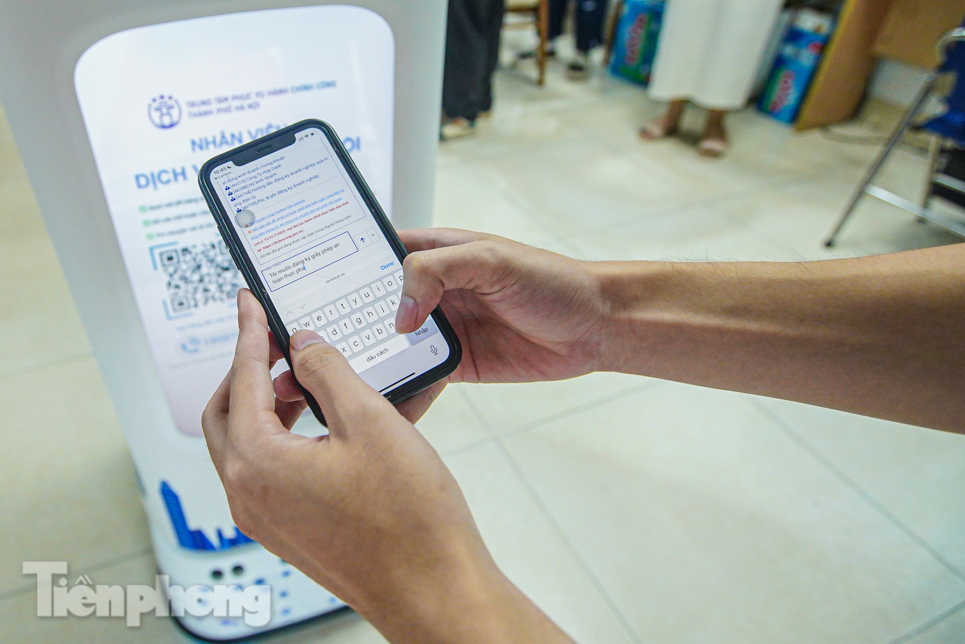 "Nhân viên AI" cho phép người dân nói chuyện trực tiếp để yêu cầu hỗ trợ. Mã QR để người dân tra cứu dịch vụ, truy cập hỗ trợ trực tuyến để được hướng dẫn chi tiết hồ sơ, quy trình thực hiện thủ tục.