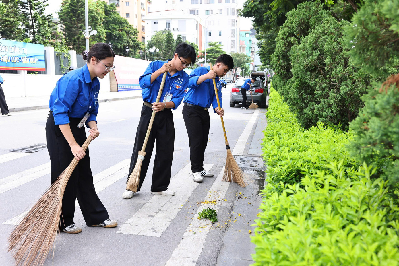 Trước đó, Đoàn Thanh niên - Hội Phụ nữ phường Đống Đa phối hợp triển khai ra quân vệ sinh môi trường, làm sạch cảnh quan bên trong và bên ngoài khuôn viên trụ sở phường Đống Đa (mới) để đón tiếp công dân đến làm thủ tục khi vận hành mô hình chính quyền hai cấp trên địa bàn thành phố Hà Nội.