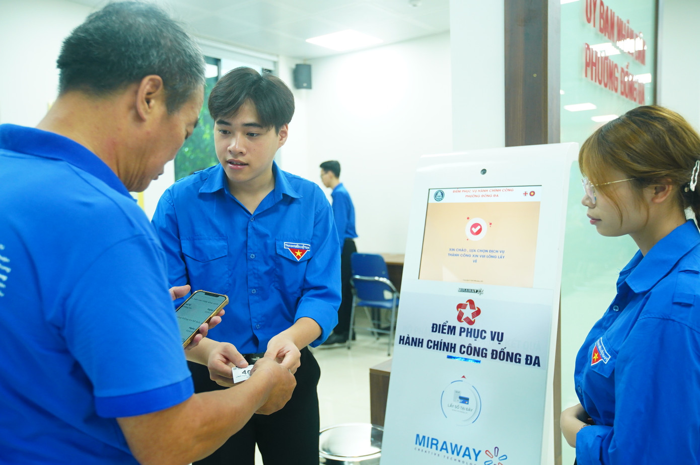 Các đội hình "áo xanh" đảm bảo hỗ trợ thao tác, hướng dẫn quy trình và phổ biến kiến thức số cho người dân, đặc biệt là các nhóm yếu thế như người già, người không sử dụng điện thoại thông minh.