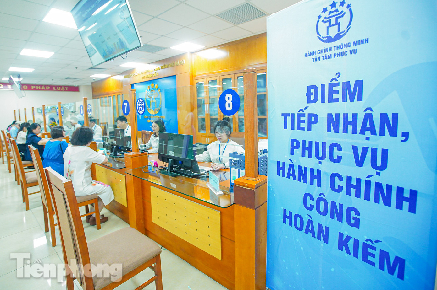 Cũng trong sáng nay (1/7), điểm tiếp nhận, phục vụ hành chính công tại phường Hoàn Kiếm chính thức tiếp nhận công dân đến làm việc. Trung tâm phục vụ hành chính công phường Hoàn Kiếm đã đón lượng lớn người dân đến làm hồ sơ, thủ tục trong ngày đầu chính thức đi vào vận hành.