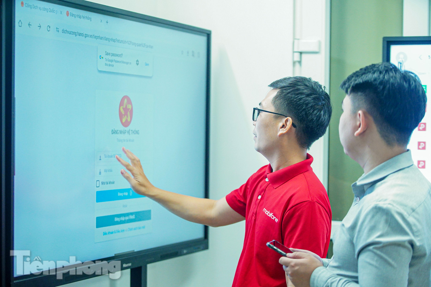 Ông Nguyễn Quốc Hoàn, Chủ tịch UBND phường Cửa Nam (Hà Nội) cho biết, để chính quyền địa phương 2 cấp chính thức đi vào hoạt động ngày hôm nay, phường đã sớm có công tác chuẩn bị về kỹ thuật, nhân lực, chạy thử nghiệm. Để tránh tình trạng quá đông người dân đến thực hiện các thủ tục hành chính, phường Cửa Nam đã có hướng dẫn, tuyên truyền cho người dân trên địa bàn về việc sử dụng các ứng dụng phần mềm, đặc biệt là trên ứng dụng dịch vụ công quốc gia.