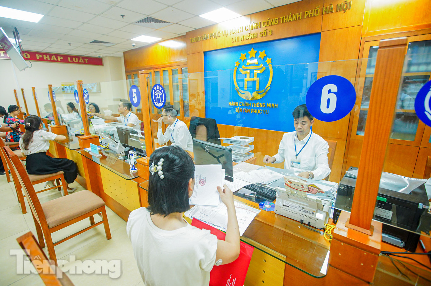 Cán bộ phường cho biết, quá trình tiếp nhận và xử lý, cán bộ chuyên môn của phường do đã có tập huấn từ trước nên thao tác và xử lý nhanh, thuận lợi. Nhiều thủ tục, giấy tờ được xử lý ngay tại phường mà không phải qua quận như trước đây.