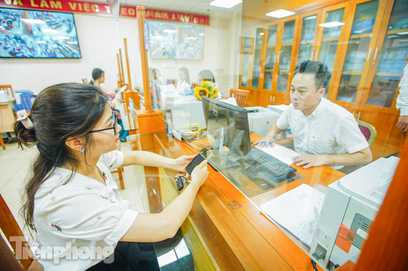 Cán bộ phường cho biết, quá trình tiếp nhận và xử lý, cán bộ chuyên môn của phường do đã có tập huấn từ trước nên thao tác và xử lý nhanh, thuận lợi. Nhiều thủ tục, giấy tờ được xử lý ngay tại phường mà không phải qua quận như trước đây.