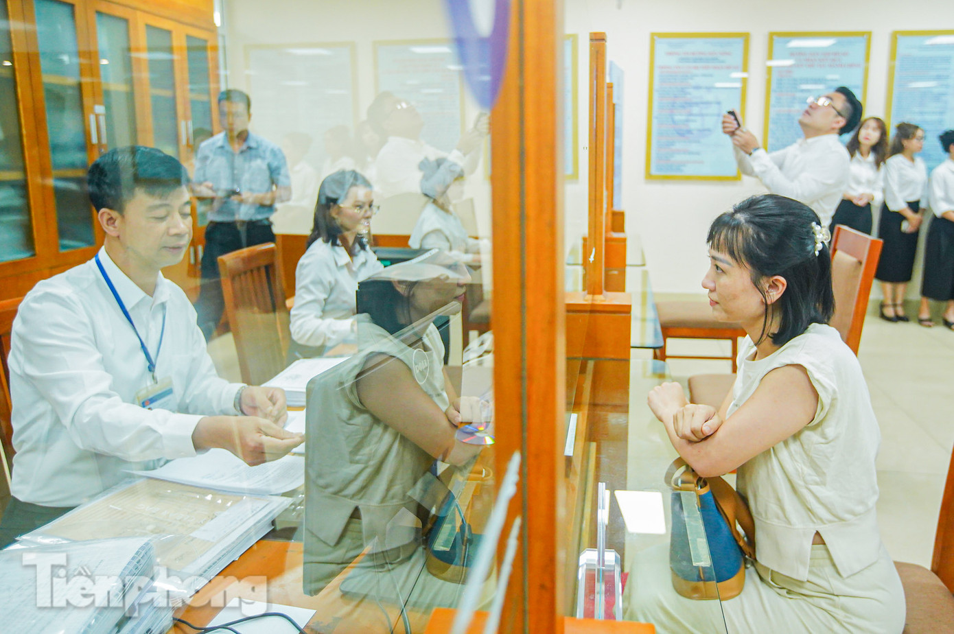 Cán bộ phường cho biết, quá trình tiếp nhận và xử lý, cán bộ chuyên môn của phường do đã có tập huấn từ trước nên thao tác và xử lý nhanh, thuận lợi. Nhiều thủ tục, giấy tờ được xử lý ngay tại phường mà không phải qua quận như trước đây.