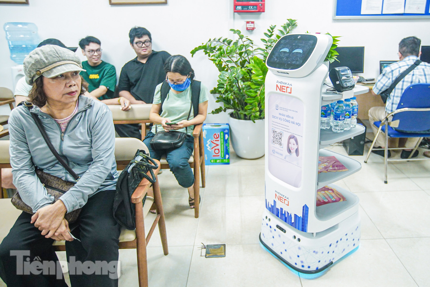 Ngoài ra, "nhân viên AI" có thể giao tiếp cơ bản với người dân, phát nhạc thư giãn khi di chuyển.