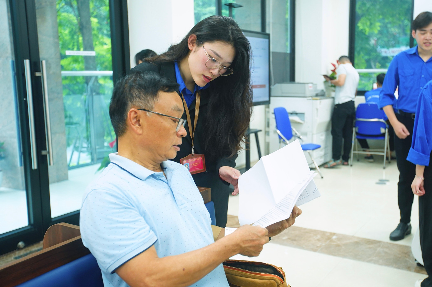 Bên cạnh đó, các đoàn viên, thanh niên chủ động giải đáp các thắc mắc của người dân về các thông tin liên quan đến thủ tục hành chính, mô hình tổ chức chính quyền địa phương 2 cấp trong phạm vi hiểu biết.