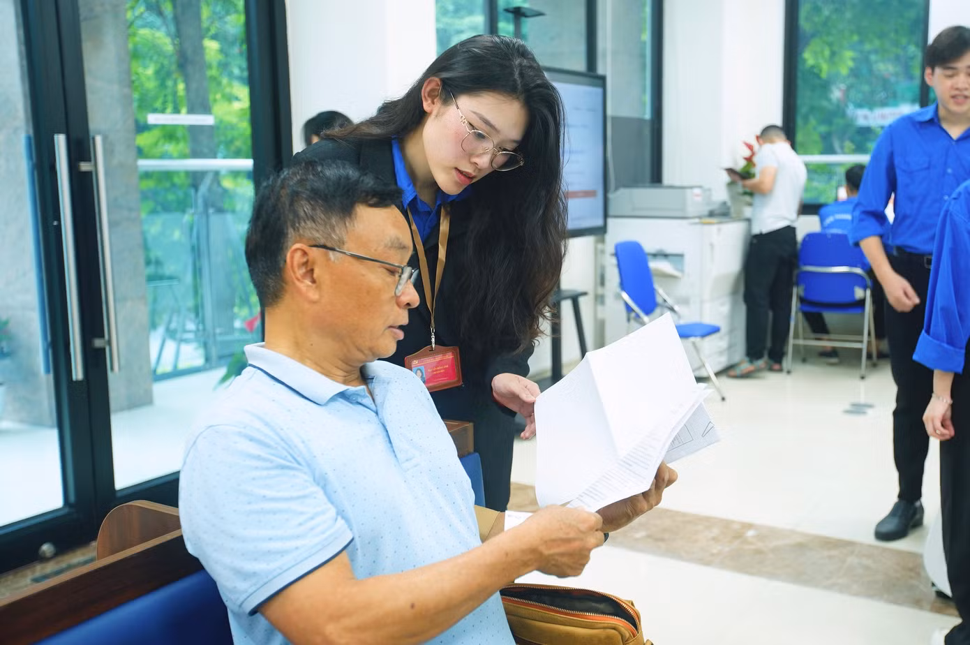 Bên cạnh đó, các đoàn viên, thanh niên chủ động giải đáp các thắc mắc của người dân về các thông tin liên quan đến thủ tục hành chính, mô hình tổ chức chính quyền địa phương 2 cấp trong phạm vi hiểu biết.