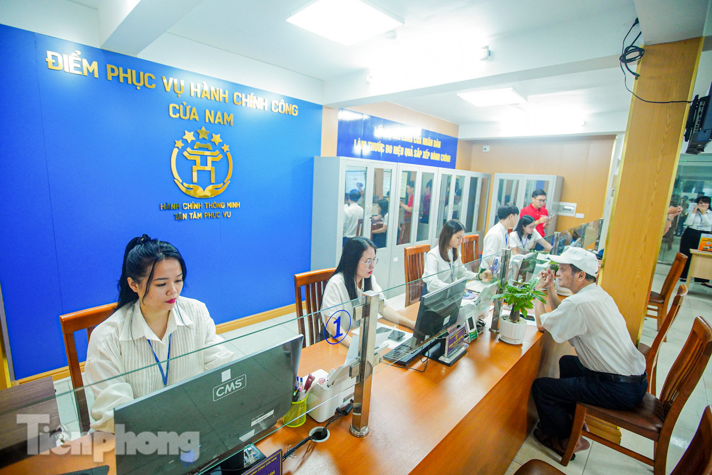 Ghi nhận của PV tại UBND phường Cửa Nam, nhiều người dân trên địa bàn phường mới đã đến đây từ rất sớm để làm thủ tục. Phường Cửa Nam hình thành trên cơ sở nhập toàn bộ diện tích tự nhiên và dân số của các phường cũ: Trần Hưng Đạo, Hàng Bài, Phan Chu Trinh, phần lớn diện tích tự nhiên và dân số của phường Cửa Nam; một phần diện tích tự nhiên và dân số của các phường cũ: Hàng Bông, Hàng Trống, Tràng Tiền (thuộc quận Hoàn Kiếm); Phạm Đình Hổ, Nguyễn Du (thuộc quận Hai Bà Trưng).