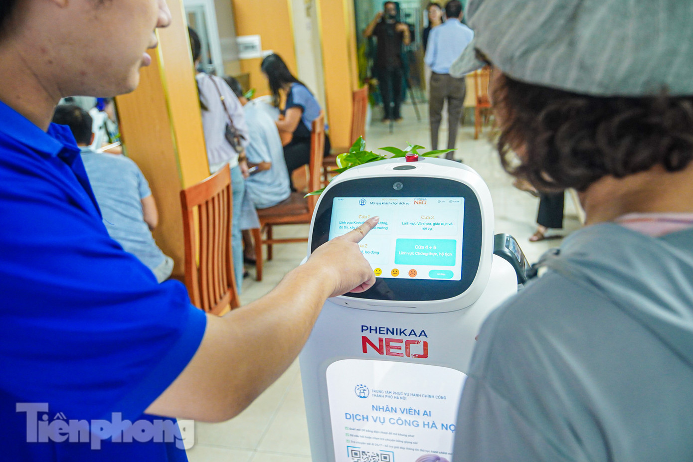 Những ngày đầu đưa vào sử dụng, người dân đến làm thủ tục hành chính không khỏi bất ngờ. "Lúc đầu tôi hơi lo khi ra phường làm thủ tục. Nhưng khi làm việc, tôi rất bất ngờ trước sự hiện đại của hệ thống công nghệ tại đây và sự hỗ trợ nhiệt tình của đội ngũ cán bộ," bà Thuận (phường Cửa Nam) chia sẻ. Những ngày đầu đưa vào sử dụng, người dân đến làm thủ tục hành chính không khỏi bất ngờ. "Lúc đầu tôi hơi lo khi ra phường làm thủ tục. Nhưng khi làm việc, tôi rất bất ngờ trước sự hiện đại của hệ thống công nghệ tại đây và sự hỗ trợ nhiệt tình của đội ngũ cán bộ," bà Thuận (phường Cửa Nam) chia sẻ.
