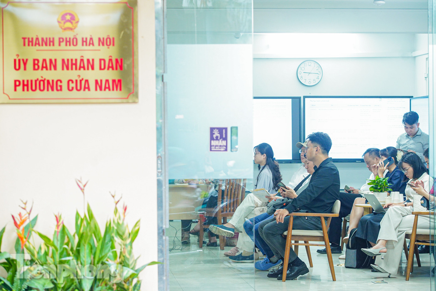 Ghi nhận của PV tại UBND phường Cửa Nam, nhiều người dân trên địa bàn phường mới đã đến đây từ rất sớm để làm thủ tục. Phường Cửa Nam hình thành trên cơ sở nhập toàn bộ diện tích tự nhiên và dân số của các phường cũ: Trần Hưng Đạo, Hàng Bài, Phan Chu Trinh, phần lớn diện tích tự nhiên và dân số của phường Cửa Nam; một phần diện tích tự nhiên và dân số của các phường cũ: Hàng Bông, Hàng Trống, Tràng Tiền (thuộc quận Hoàn Kiếm); Phạm Đình Hổ, Nguyễn Du (thuộc quận Hai Bà Trưng).