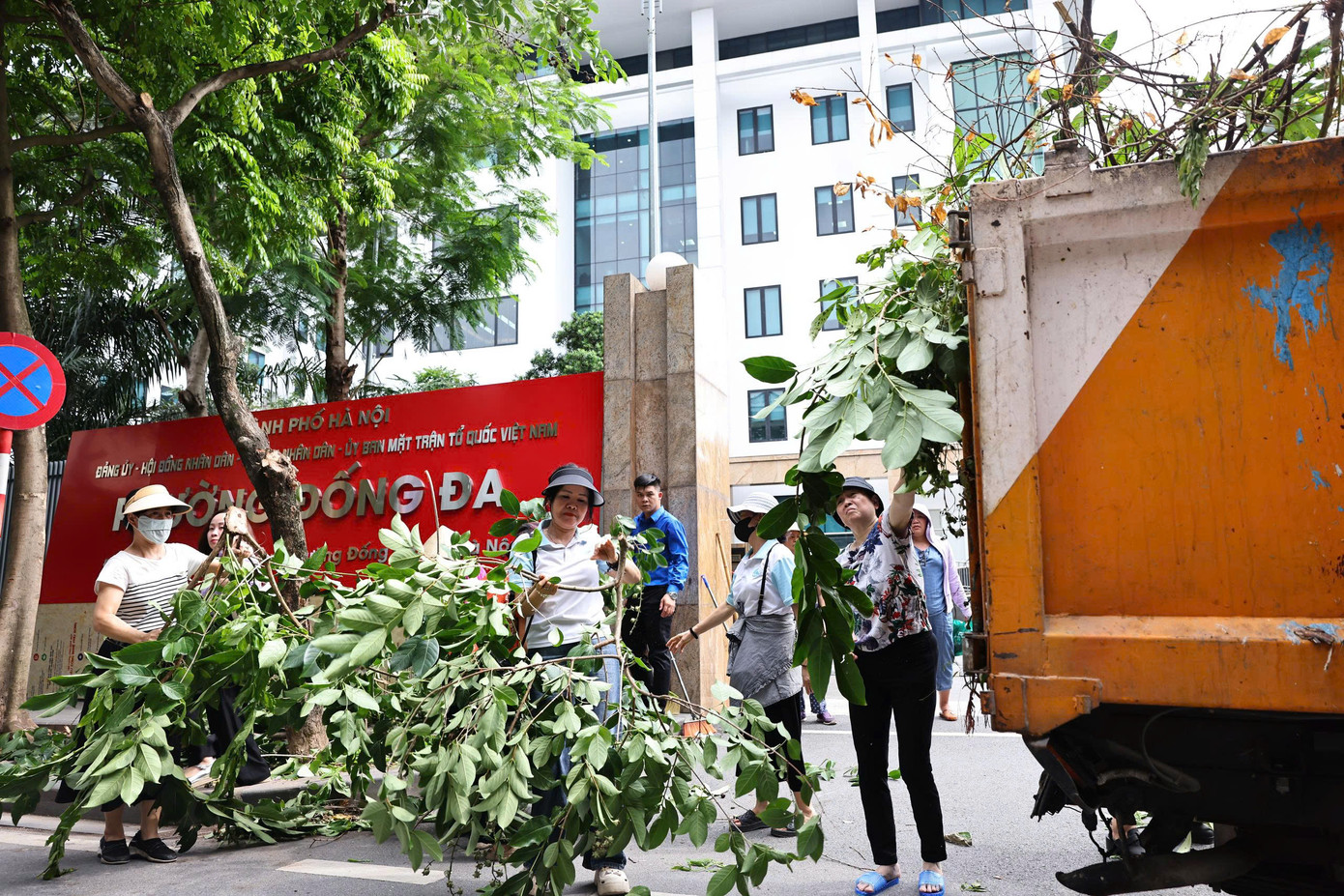 Trước đó, Đoàn Thanh niên - Hội Phụ nữ phường Đống Đa phối hợp triển khai ra quân vệ sinh môi trường, làm sạch cảnh quan bên trong và bên ngoài khuôn viên trụ sở phường Đống Đa (mới) để đón tiếp công dân đến làm thủ tục khi vận hành mô hình chính quyền hai cấp trên địa bàn thành phố Hà Nội.