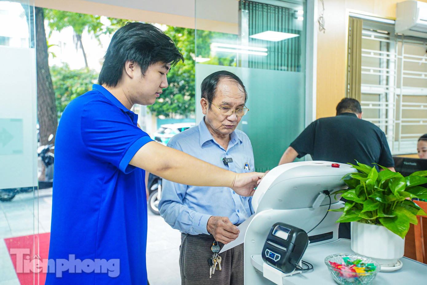 Việc đưa robot AI hoạt động tại các cơ quan hành chính còn mới mẻ. Phường Cửa Nam là phường đầu tiên đưa "nhân viên AI" vào hoạt động tại Hà Nội. Việc đưa robot AI hoạt động tại các cơ quan hành chính còn mới mẻ. Phường Cửa Nam là phường đầu tiên đưa "nhân viên AI" vào hoạt động tại Hà Nội.