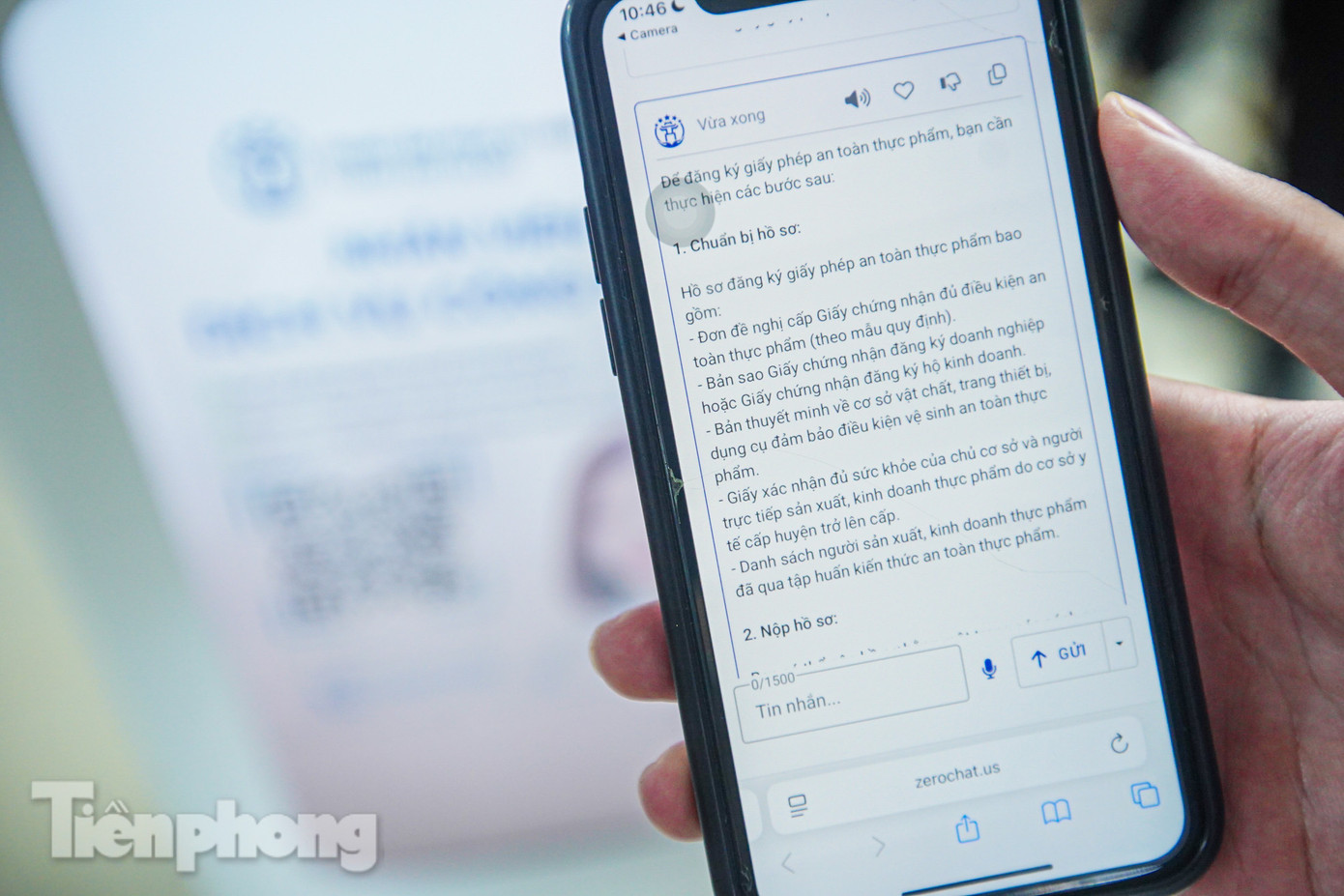 "Nhân viên AI" cho phép người dân nói chuyện trực tiếp để yêu cầu hỗ trợ. Mã QR để người dân tra cứu dịch vụ, truy cập hỗ trợ trực tuyến để được hướng dẫn chi tiết hồ sơ, quy trình thực hiện thủ tục.