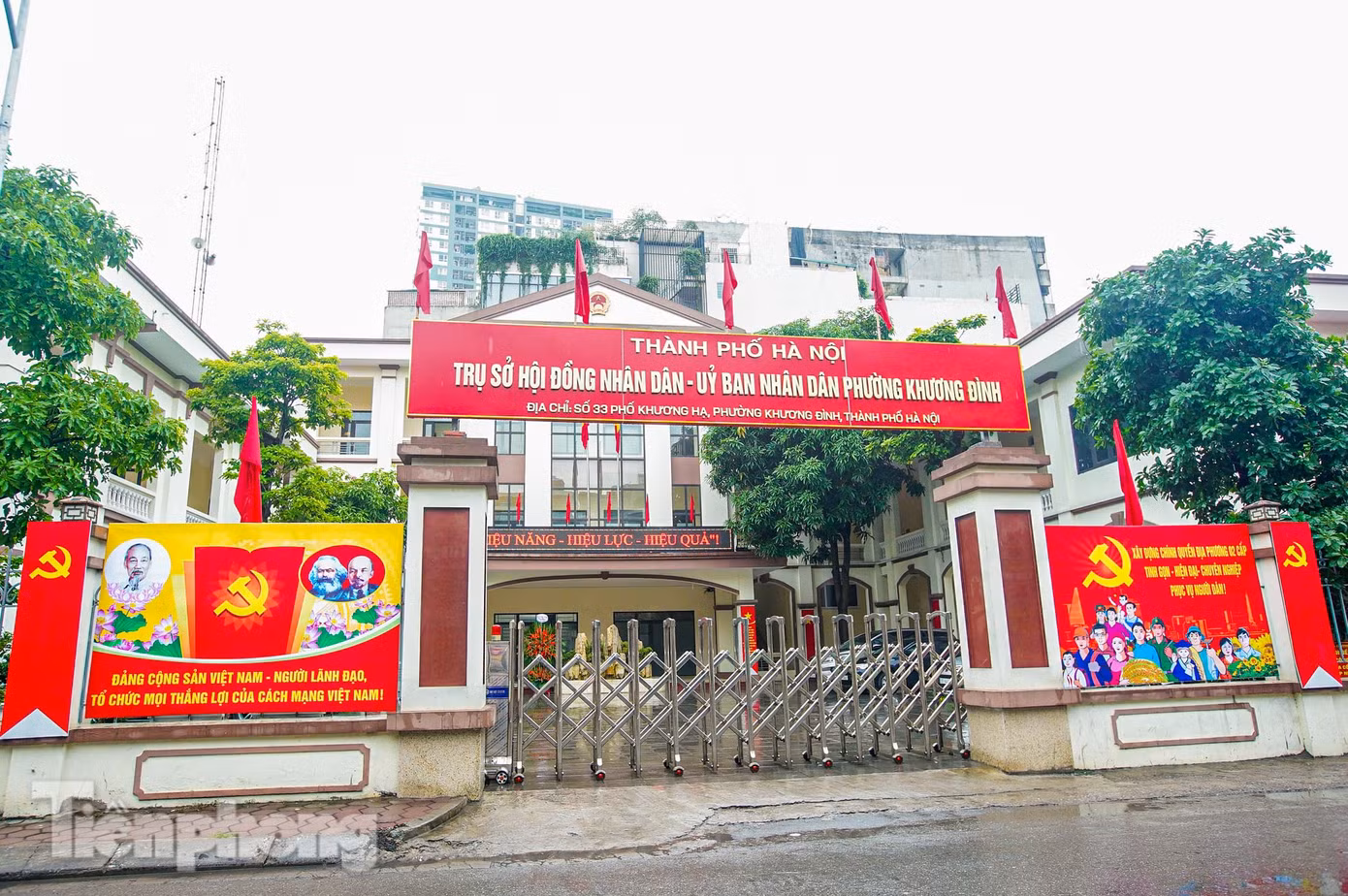 Trụ sở UBND phường Khương Đình được đặt tại số 33 Khương Hạ. Phường Khương Đình được thành lập trên cơ sở nhập phần lớn diện tích tự nhiên và dân số của các phường: Khương Đình, Hạ Đình, Khương Trung (quận Thanh Xuân); một phần diện tích tự nhiên và dân số của các phường: Thượng Đình, Thanh Xuân Trung (quận Thanh Xuân), Đại Kim (quận Hoàng Mai) và xã Tân Triều (huyện Thanh Trì).